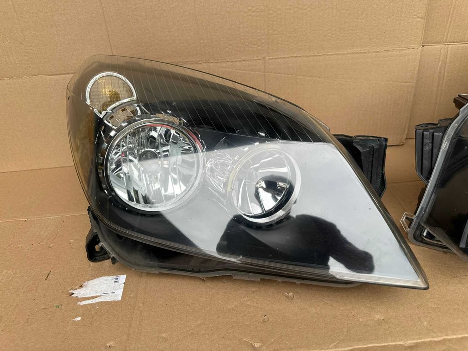 Opel Astra H III 3 04- Lampa prawa przednia przód cala orginał