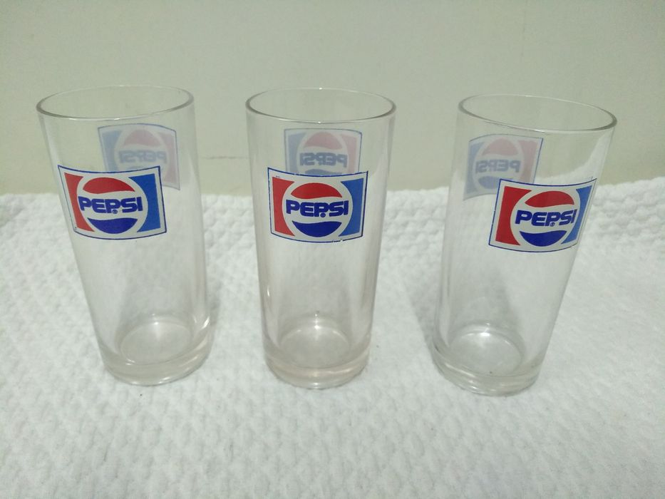 Variedade de copos antigos com publicidade para coleção