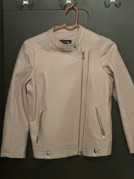 Куртка демисезонная из экокожи , рост 140 см , цвет - бледно  розовый