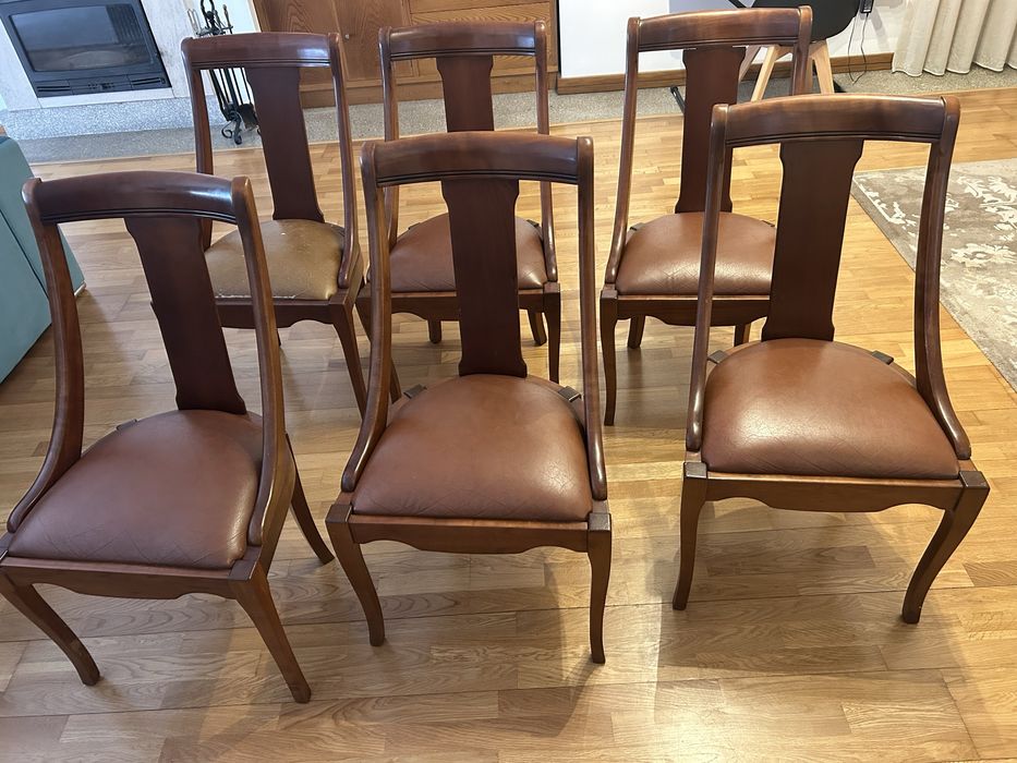 6 cadeiras em madeira e pele.
