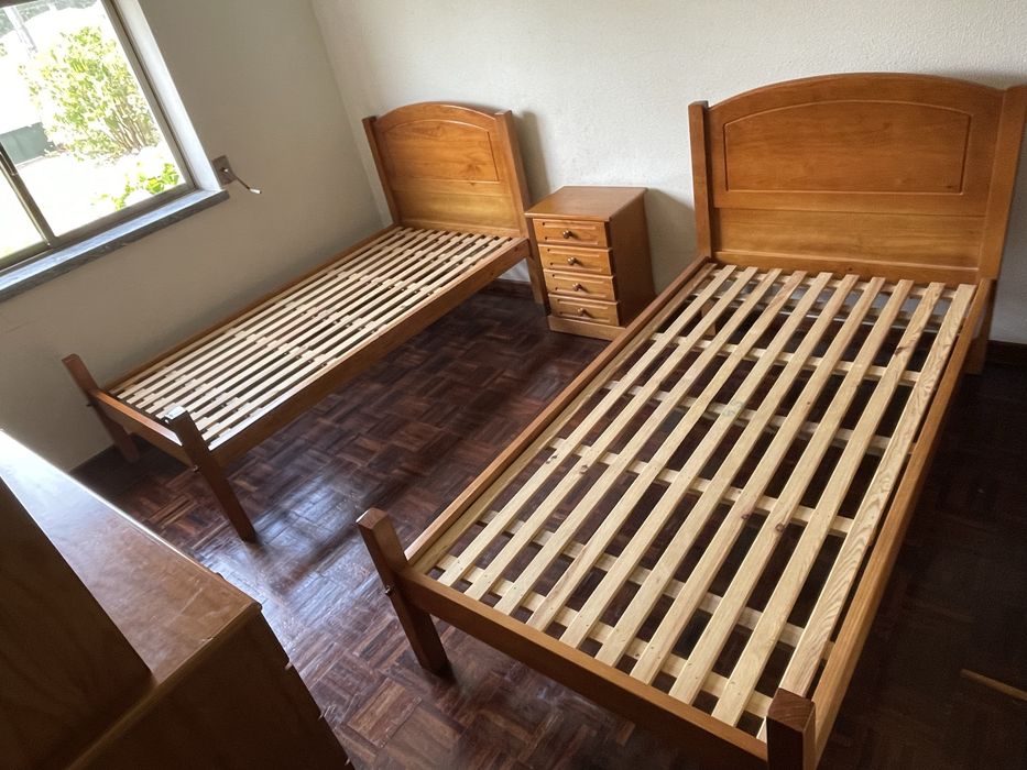 Conjunto de quarto duplo completo em madeira de pinho