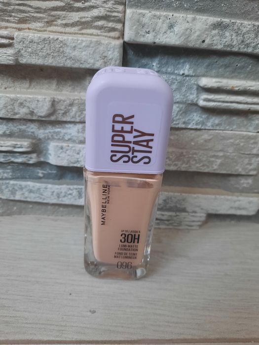 Тональна основа Maybelline