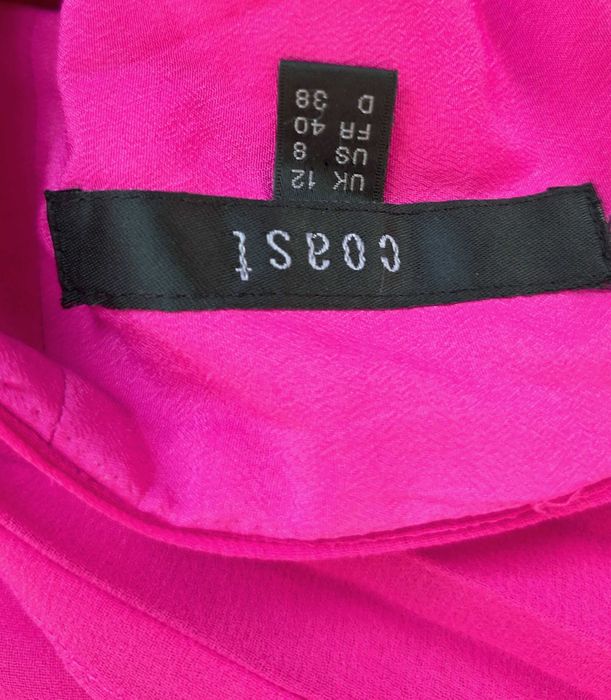 Elegancka zwiewna plisowana suknia w kolorze fuksji Coast