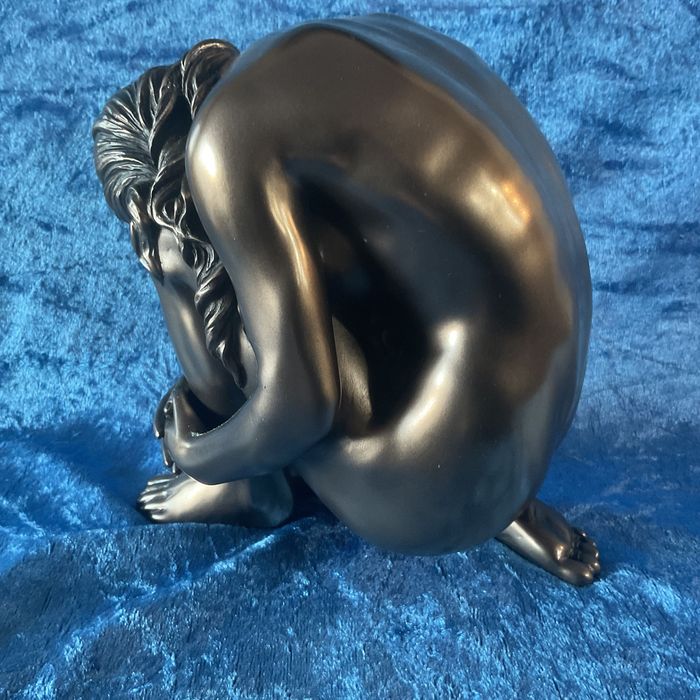 Escultura femenina em cold cast bronze finnish alt,16 cm