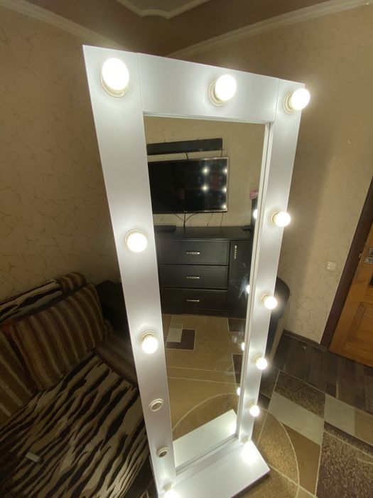 Гримерне дзеркало з LED-підсвіткою – стильне та практичне