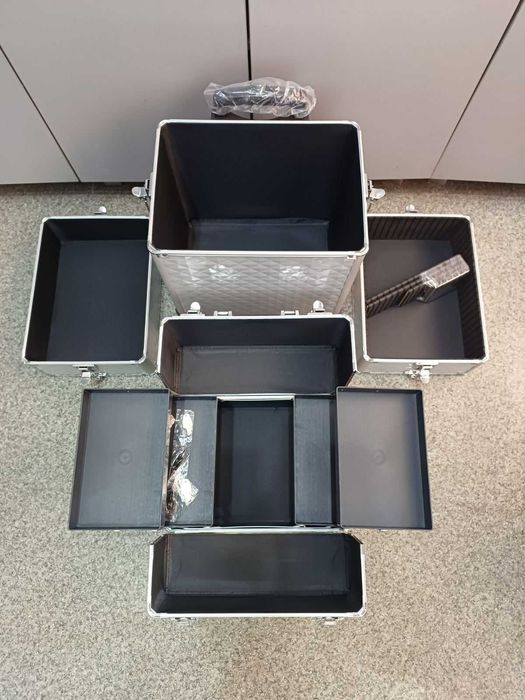 Бьюти- кейс ,чемодан мастера для косметики на колесах большой белый