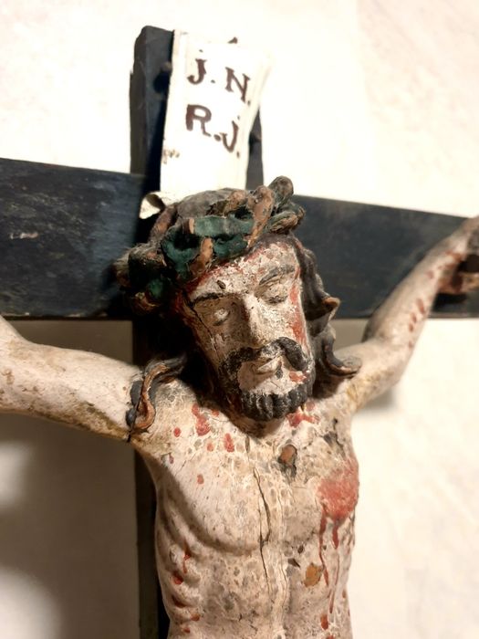 Grande crucifixo Sec. XVIII em madeira esculpida com base Memento Mori