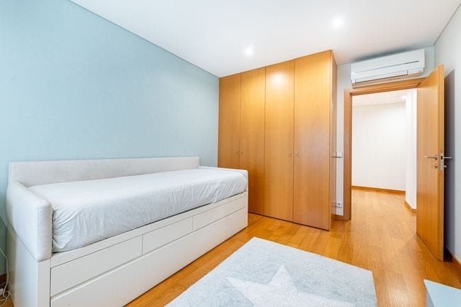 Cama lacada c/ cabeceira estofada e gavetoes e colchao EMMA