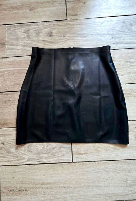 912/ Spódnica mini M latex czarny z zamkiem lateks CHLOROWANY 0.4 mm
