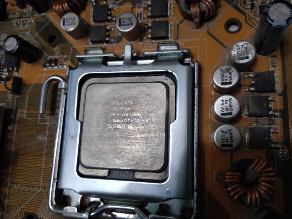 Mатеринская плата ASUS , процессор пентиум 4 , память , кулер .