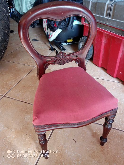 Stare krzesło ozdobne