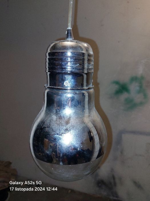Lampa w kształcie żarówka.