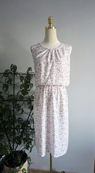 Lekka zwiewna sukienka w drobne kwiatuszki rozmiar 48 / 4XL plus size nowa