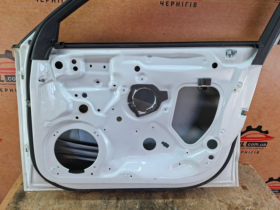 Audi A3 8V 2012-2020 5D HB Дверь передняя правая уплотнитель