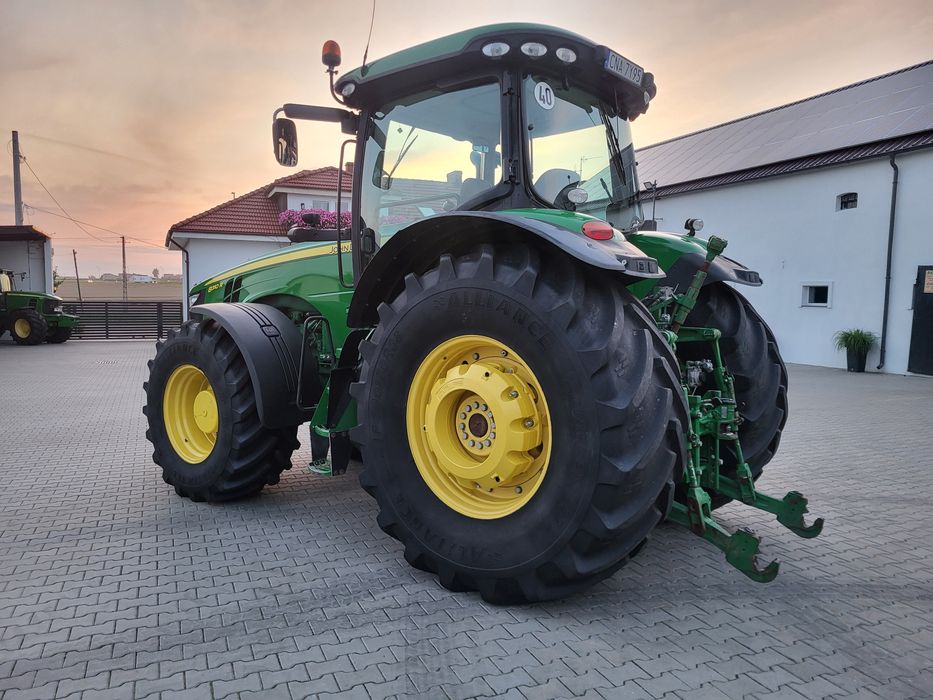 Ciągnik rolniczy John Deere model 8310r