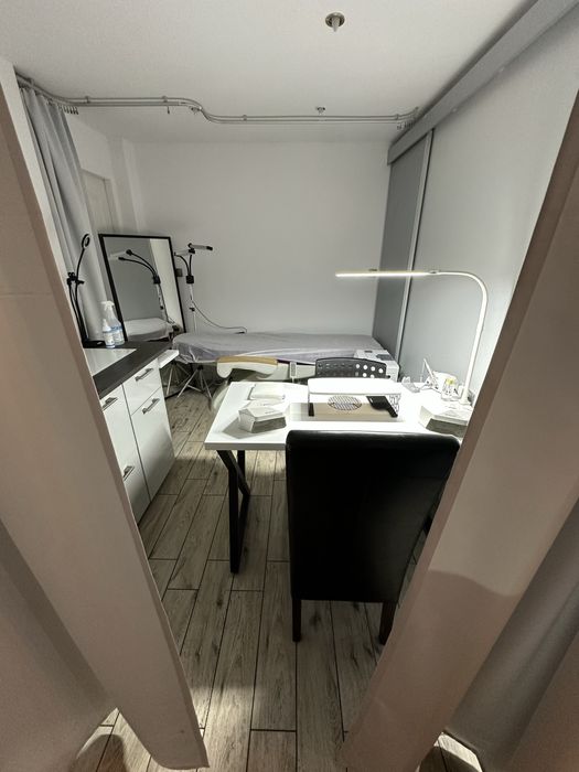 Stanowisko / pomieszczenie podnajme w SALONIE