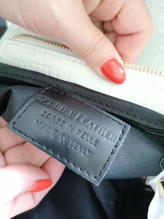 Biała torebka damska typu kuferek ze skóry naturalnej.