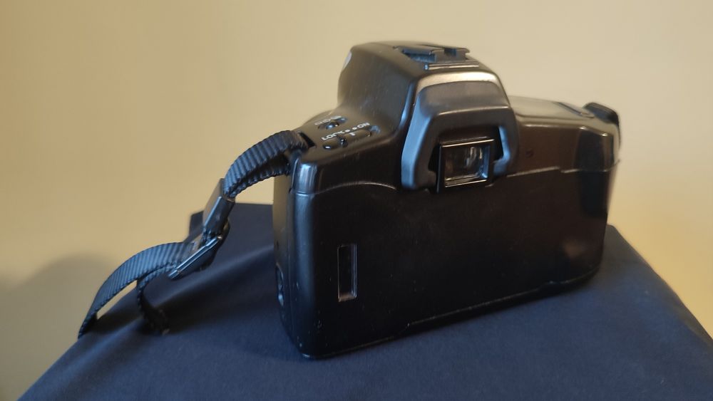 Minolta Dynax 303si analogowy aparat fotograficzny na film