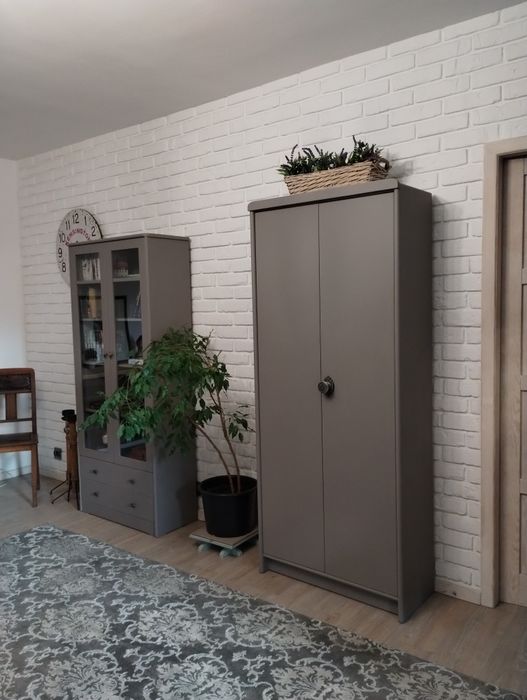Beżowa drewniana duża szafa