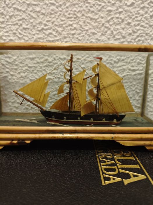 Miniatura de barco artesanal