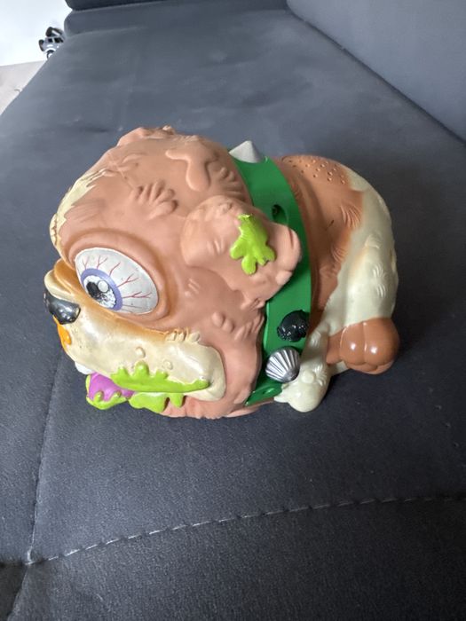 Pies paskudniak , pierdzi, beka