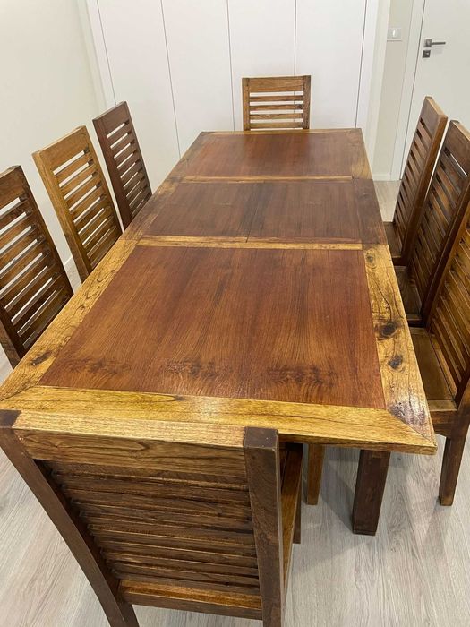 Mesa de jantar com 8 cadeiras (madeira maciça Sucupira)