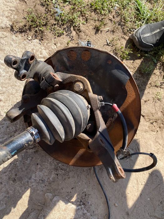 Продам цапфу до кіа карнівал в зборі тормозний діск 2 права і ліва