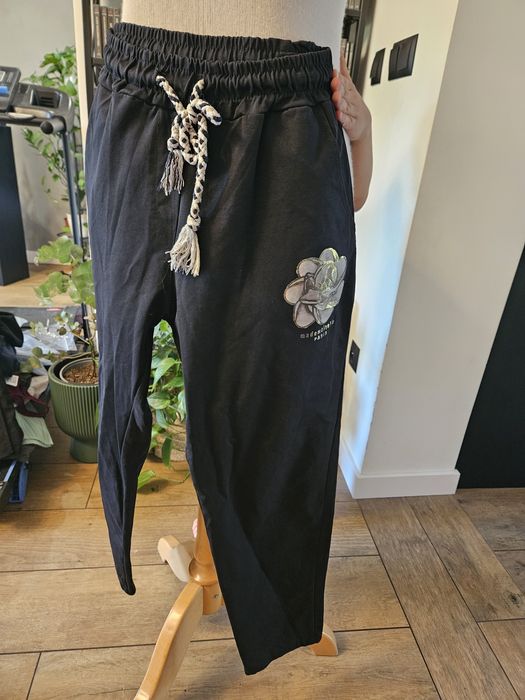 Czarne sportowo eleganckie spodnie z kwiatem 44