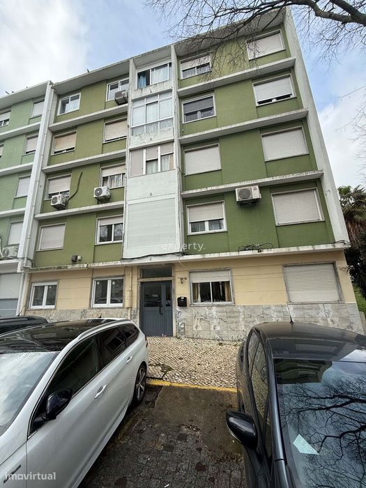 Apartamento T2 remodelado com cozinha equipada, em Benfica, Lisboa