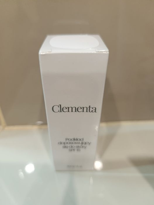 Podkład clementa dopasowujący się do cery SPF15.