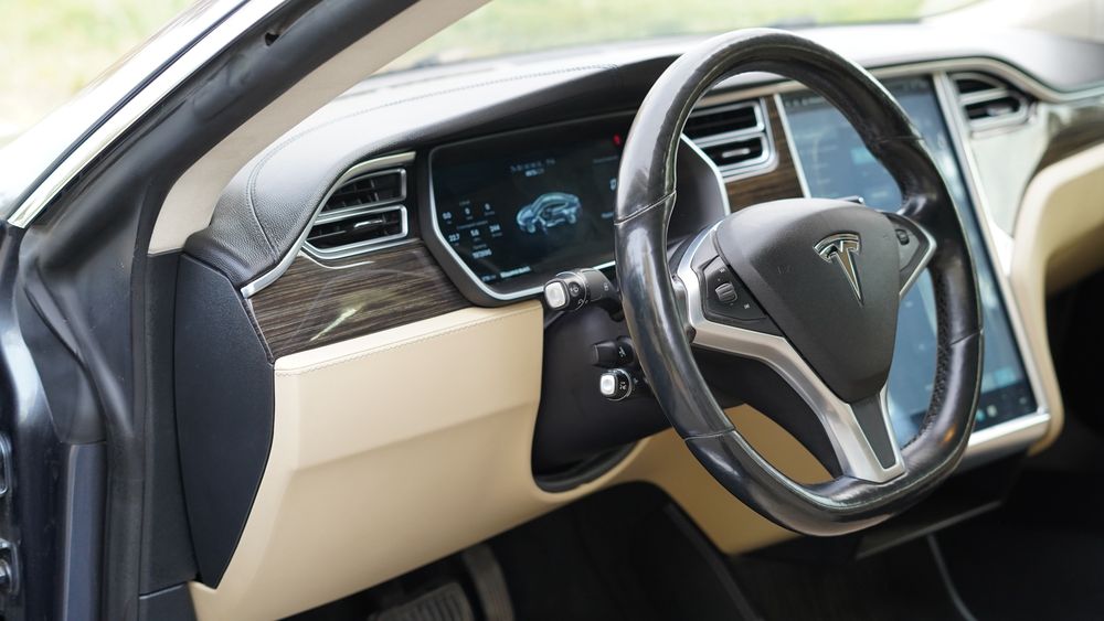 Tesla model S 85D