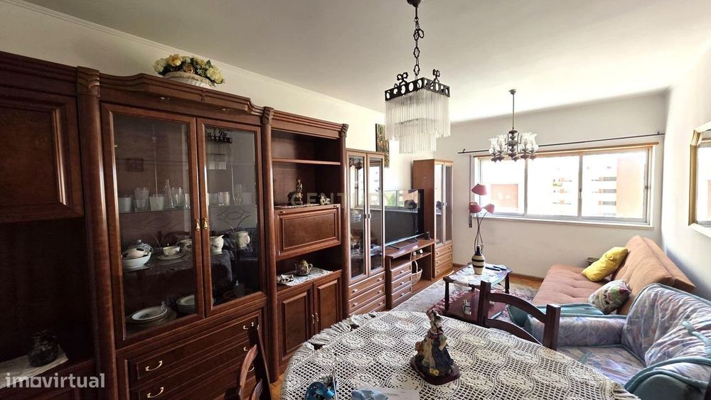 Apartamento T2  no Pragal / Monte Caparica com 2 elevadores e ótimo ac