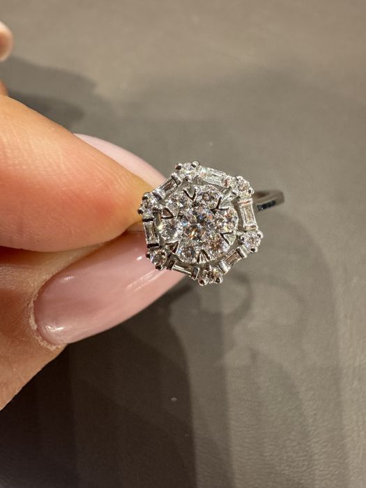 Золоте кольцо з діамантами