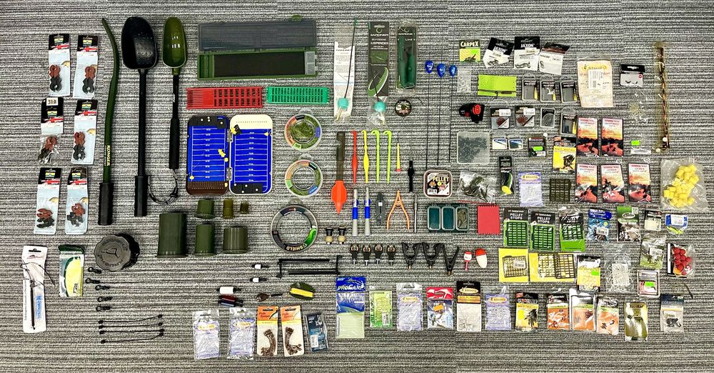 Duży zestaw akcesoriów wędkarskich do karpiówki feedera oraz splawika