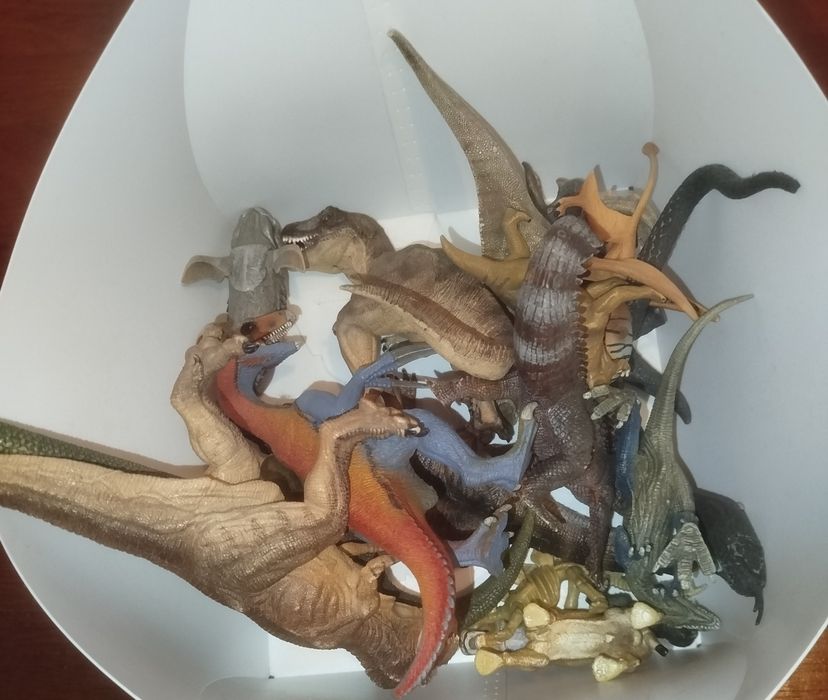 Dinossauros e animais de brinquedo