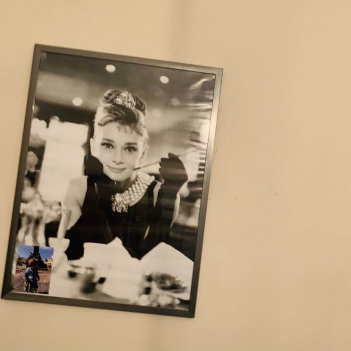 plakat z Audrey Hepburn w aluminiowej ramie