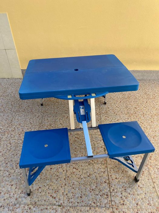 Conjunto de mesa e cadeiras portatil