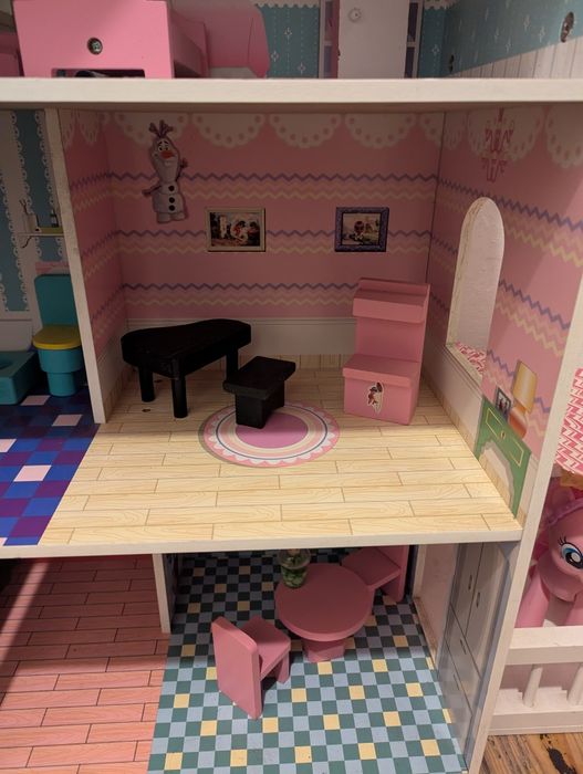 Casa de bonecas em madeira