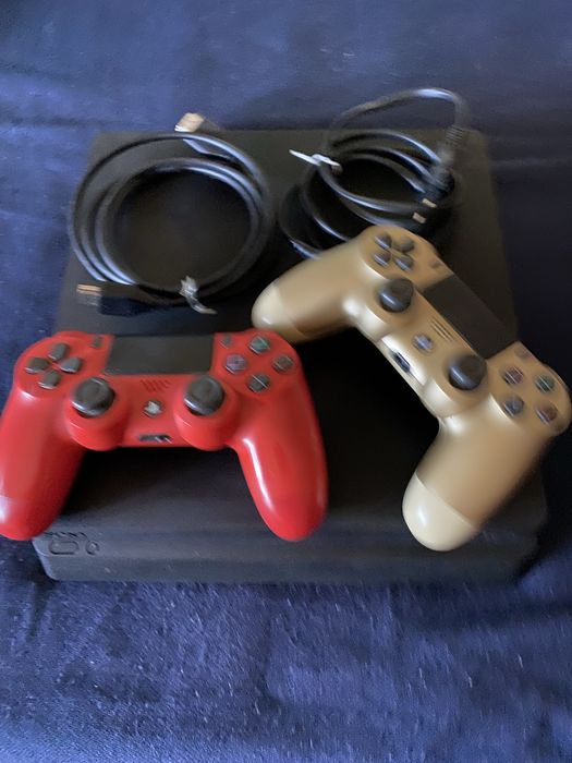 PS4 Excelente estado com 2 comandos