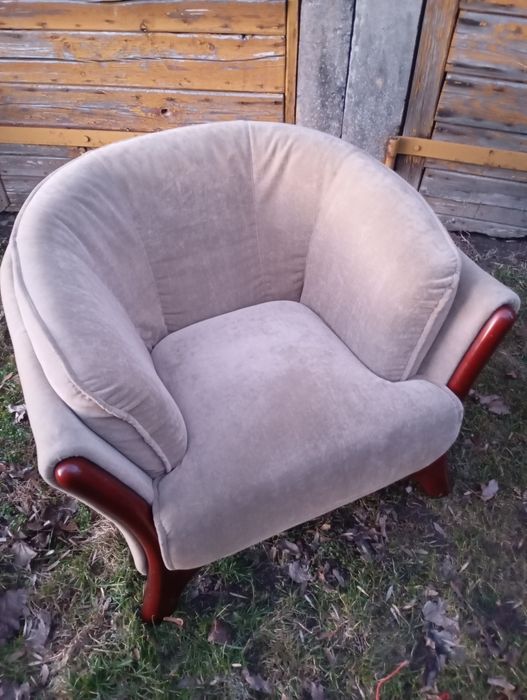 Fotel welurowy z drewnem, pokrowce