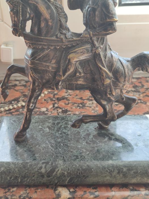 STATUETKA Jeździec na koniu.