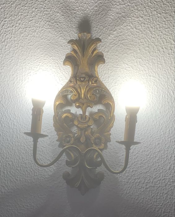Conjunto de dois apliques de parede em talha dourada