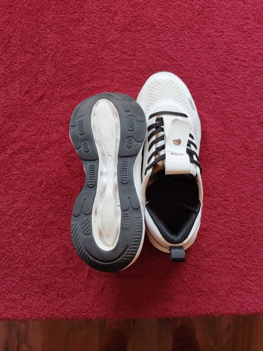 Sapatilhas Steve Madden Surge 1 (Tam. 38)