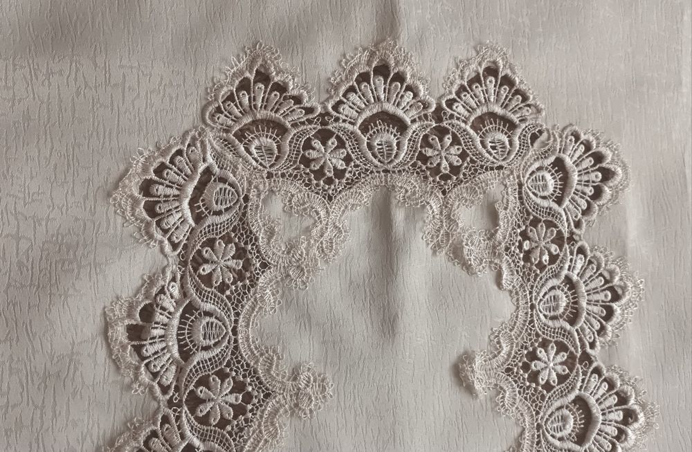 Elegancki obrus zdobiony gipiurą w kolorze ecru