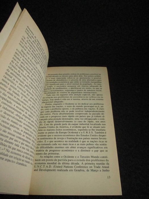 Livro Problemas da Economia Mundial Richard Bailey