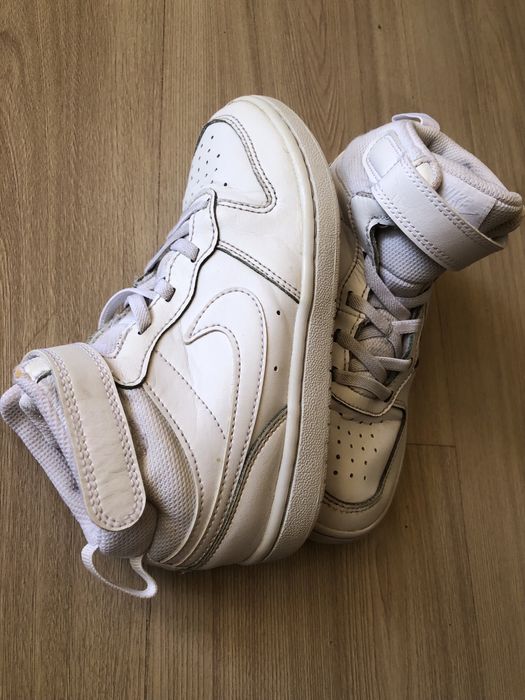 Sneakersy dziecięce białe Nike.