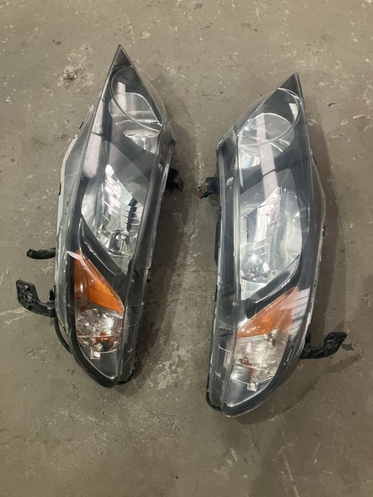 Honda Civic VIII 8 hybrid - lampa przód lewa prawa