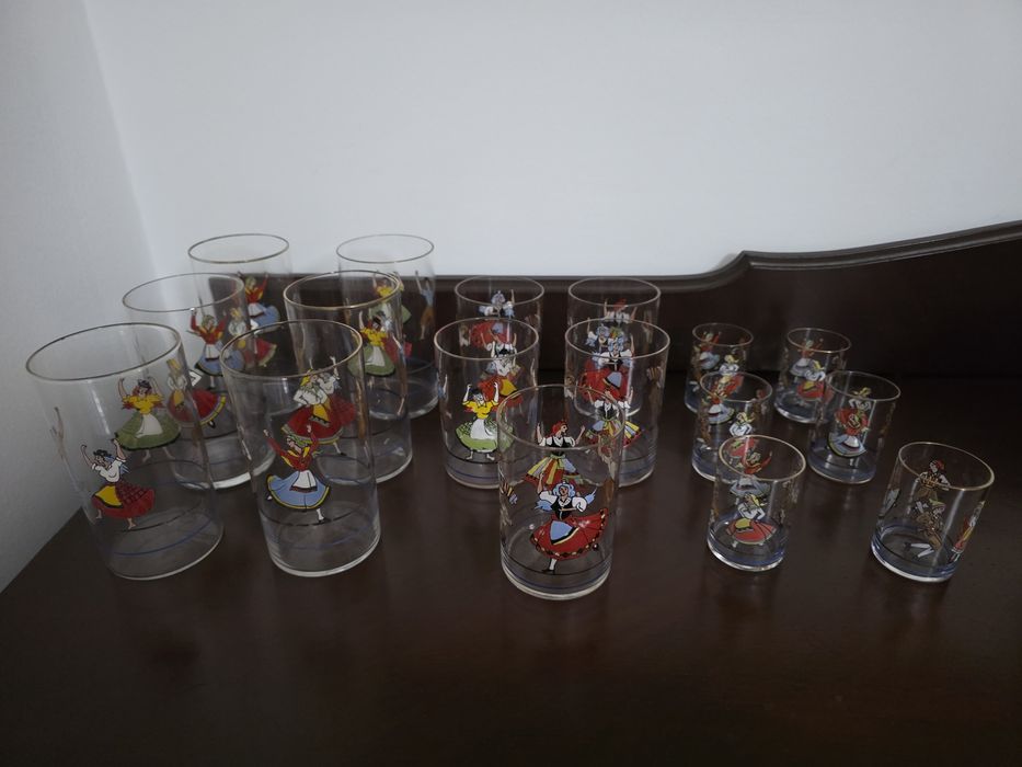 Conjunto de copos e jarro muito antigos435650911703541761