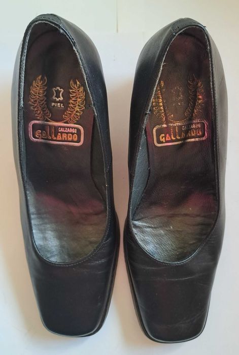 Sapatos em pele com tacão em cunha