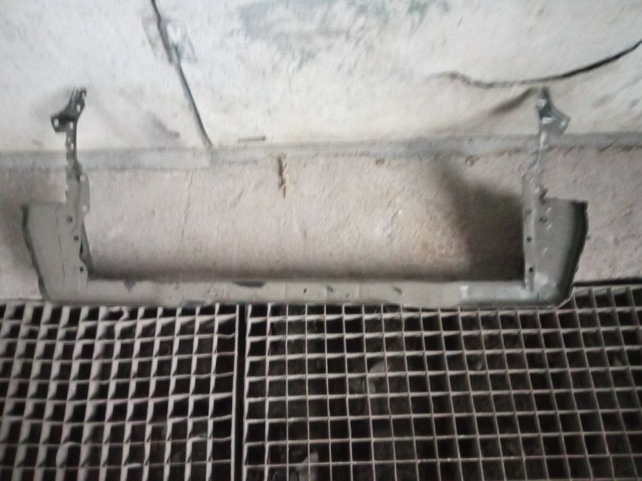 Нижня частина телевізора Toyota Camry SE